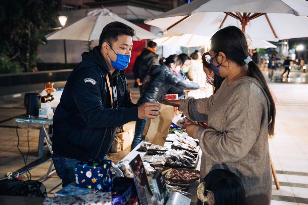 台灣好報 - 三多商圈迷戀咖啡因x無價免廢雙市集 購物集點抽獎送好禮