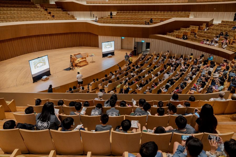 ▲「視覺藝術」遊程中的衛武營音樂廳看管風琴表演，讓參訪學生留下深刻印象(記者王雯玲翻攝)