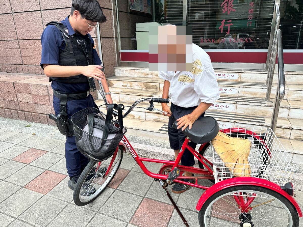 行動不便老翁欲領錢 成功暖警協助攙扶步行