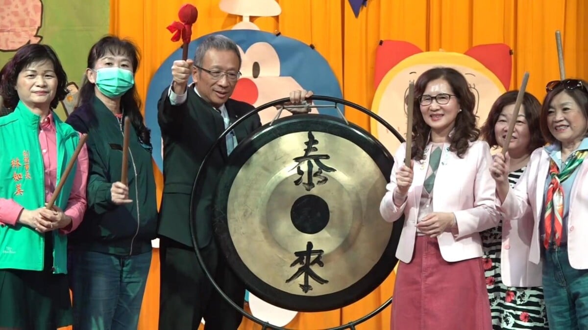 彰化特教校長王志全邀請貴賓一同敲響愛心鑼為「國際身心障礙者日宣導週活動」揭開活動序幕（記者林明佑攝）