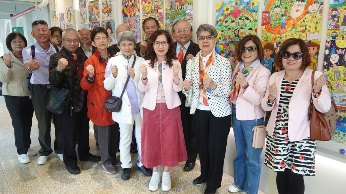 台北民權扶輪社社長陳慧貞及社員們在繪畫比賽作品牆前合照。（記者林明佑攝）