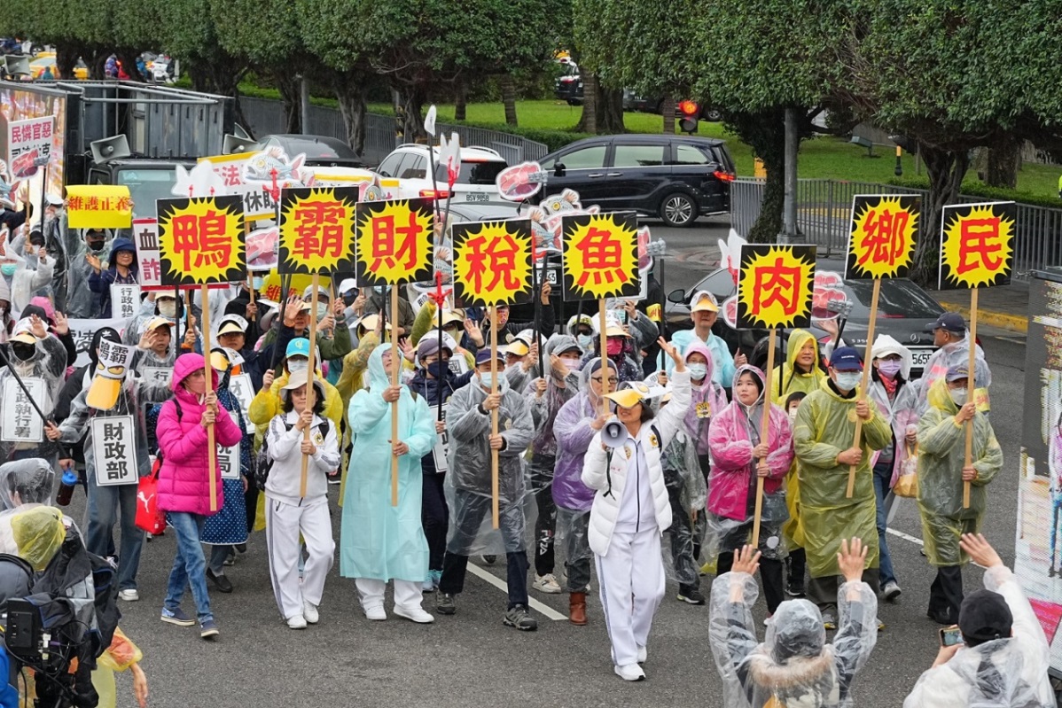 ▲當天遊行隊伍有許多創意造型，諷刺財稅機關無良官員，胡亂課稅，魚肉鄉民，希望鴨霸的官員不要再欺凌百姓！（記者晨曦翻攝）