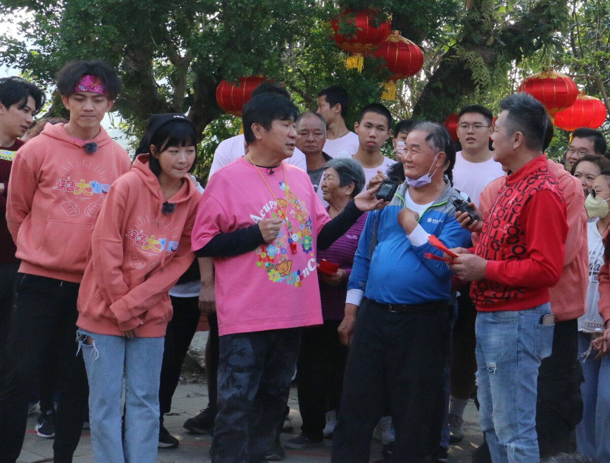 ▲紅螞蟻生態世界園主林明期邀請家扶40名親子來園區走春、享受美食，參加「綜藝大集合」新春特別節目錄影，來賺生活金。(記者劉春生攝)