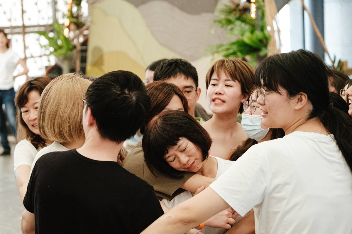 ▲講師Prema帶領學員透過移動、舞蹈和呼吸，感受海洋的自由流動與身體合而為一。
