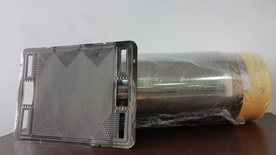 ▲「預塗不銹鋼鋼板低阻抗耐蝕鍍膜技術」利用預鍍金屬料捲製作雙極板，降低成本並提升生產效率（記者王雯玲翻攝）