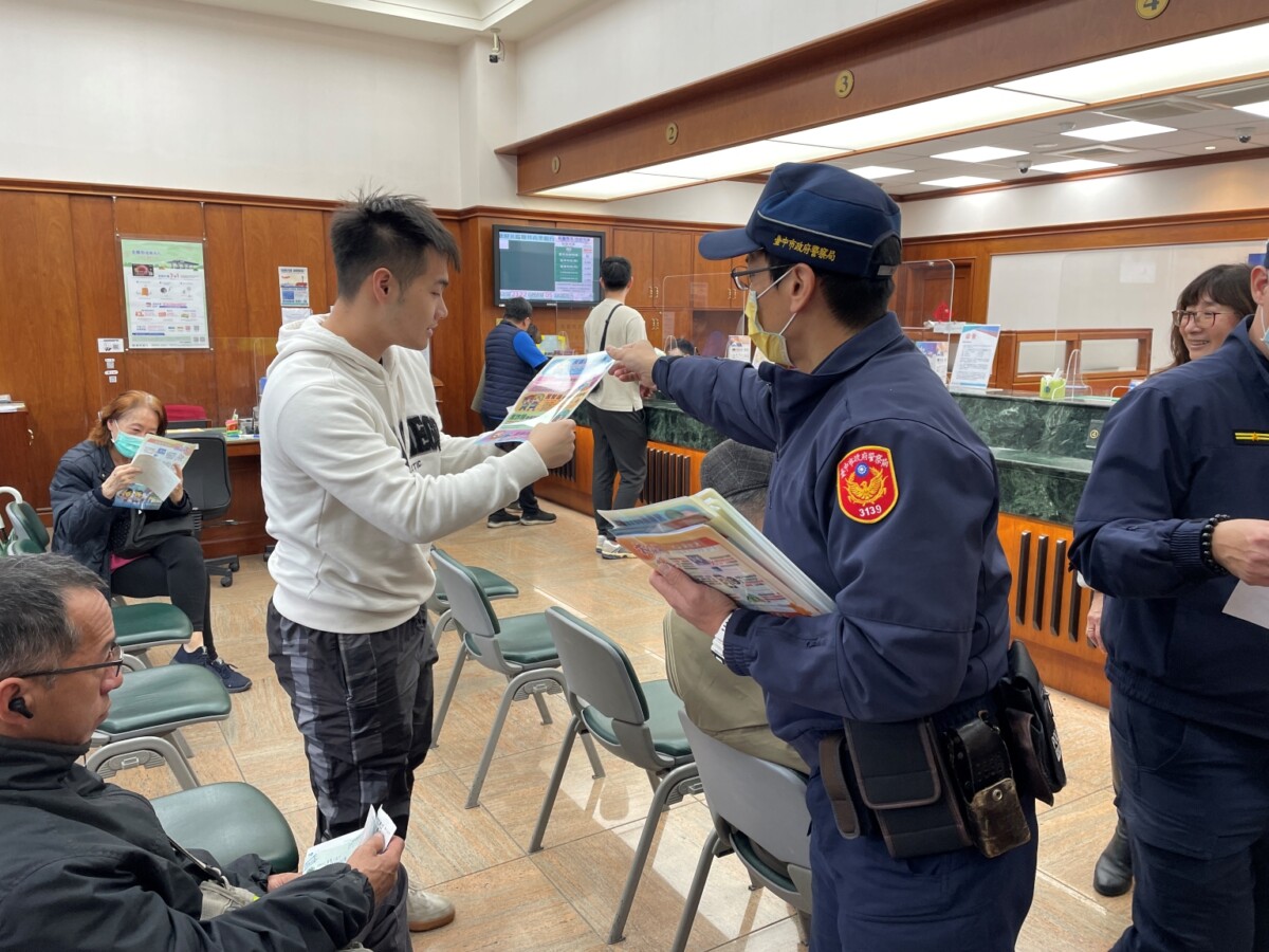 ▲勤工派出所員警巡迴轄內金融機構，加強防詐宣導，提醒民眾提高警覺。