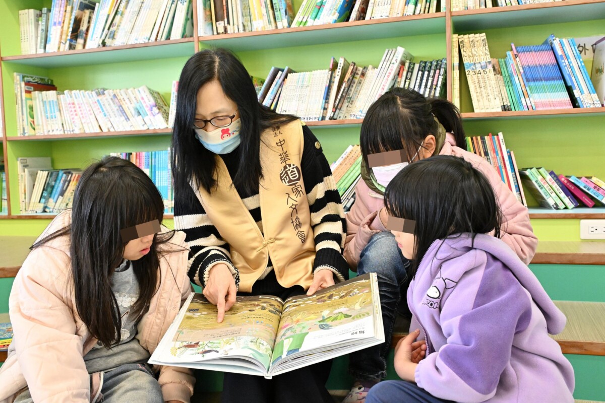 ▲協會捐贈多種圖書豐富孩子們的學習資源，理事長張旖（左二）也於訪視時陪伴孩子們一起閱讀書籍，傳遞溫暖關懷。