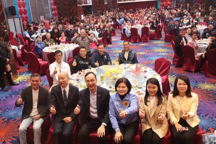 ▲前排國民黨雲林縣黨部舉辦新春聯誼，立法院長韓國瑜(左2)、黨主席朱立倫(左3)、雲林縣縣長張麗善(右3)、立委張嘉郡兼雲林縣黨部主委(右2)、立委丁學忠(左1)、組工會主委立委許宇甄(右1)共同與參加各界在會場大合照場面盛況溫馨。(記者劉春生攝)