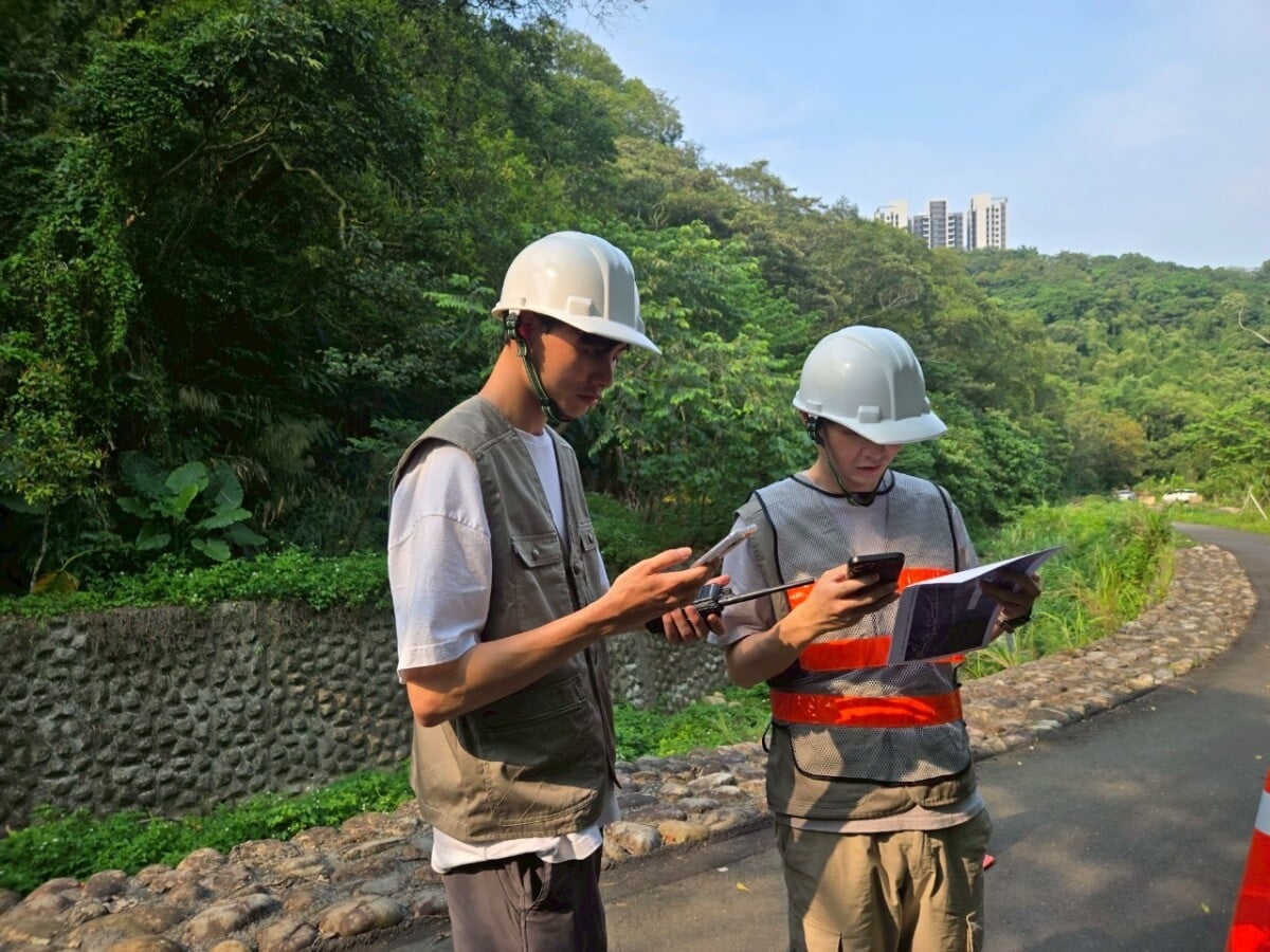 ▲新竹分署所屬工作站於現地執行漂流木打撈集運演練作業。