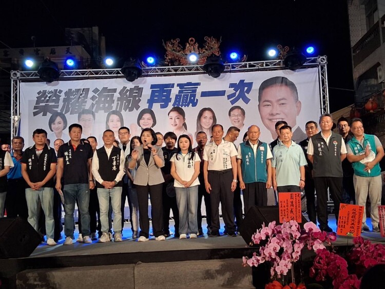 ▲縣長張麗善、立委張嘉郡（右6）與民意代表鄉鎮長農會等公職人員力挺丁學忠，大家一定要出來用不同意票守護丁學忠。(記者劉春生攝)