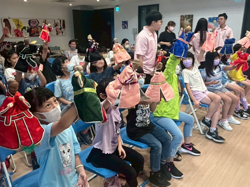 ▲小朋友開心親手體驗操偶。